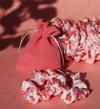 Lade das Bild in den Galerie-Viewer, 2x Scrunchie und Samttasche - MOM PWR