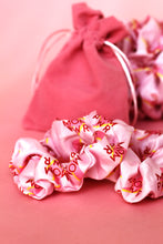 Lade das Bild in den Galerie-Viewer, 2x Scrunchie und Samttasche - MOM PWR