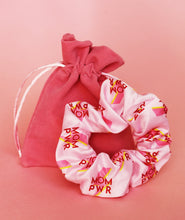 Lade das Bild in den Galerie-Viewer, 2x Scrunchie und Samttasche - MOM PWR